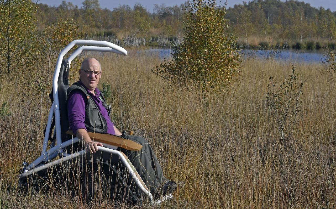 Boswachter Jans de Vries in zijn speciale scootmobiel op rupsbanden waarmee hij goed door het hoogveen kan rijden. Boswachter Jans de Vries in zijn speciale scootmobiel op rupsbanden waarmee hij goed door het hoogveen kan rijden.