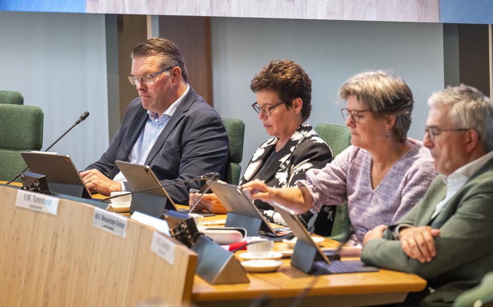 Het college van Gedeputeerde Staten van Drenthe met links Gert-Jan Schuinder van Landbouw.