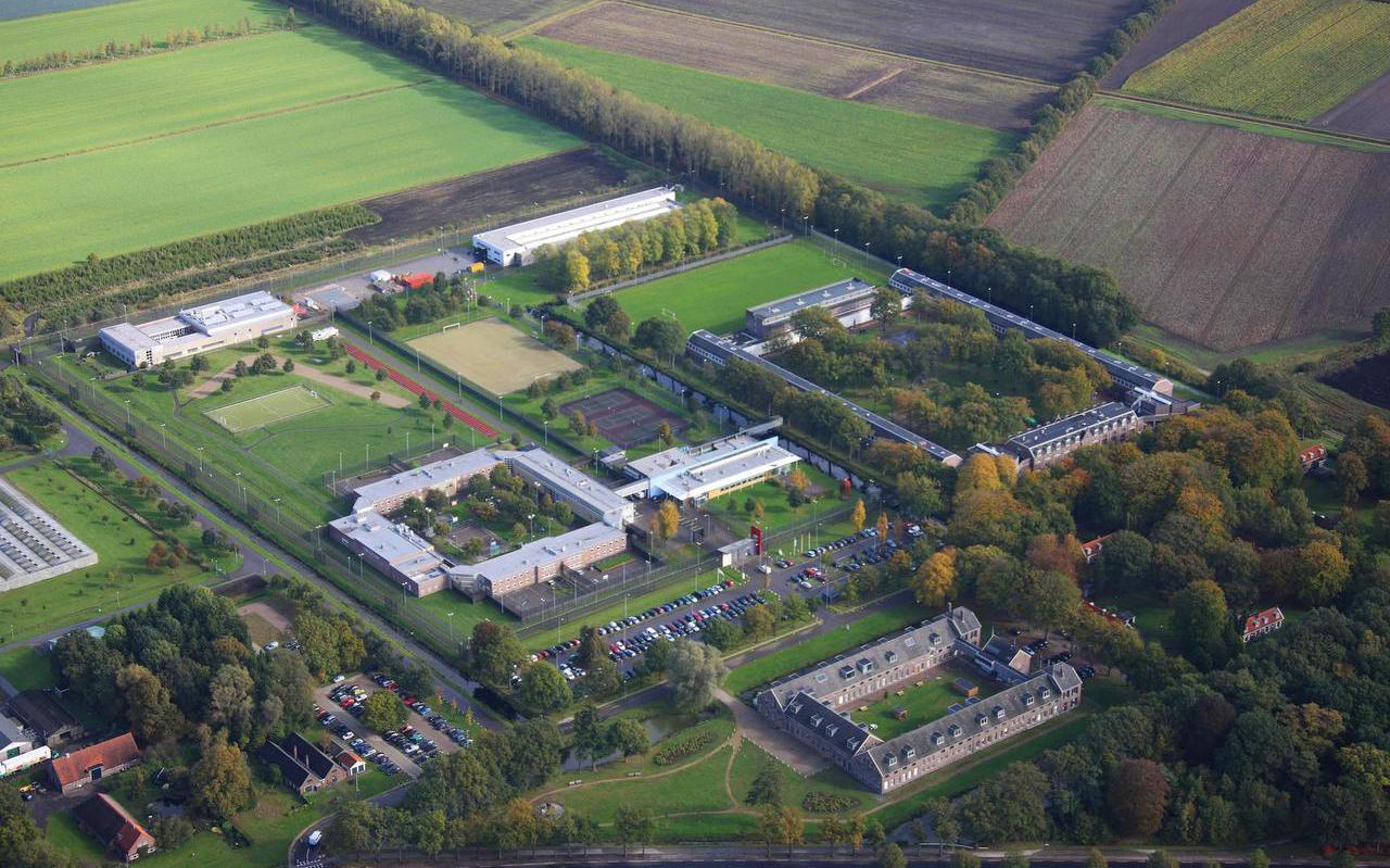 Jeugdgevangenis van Elker, voorheen Juvaid, in Veenhuizen (links), rechts ligt gevangenis Norgerhaven. 