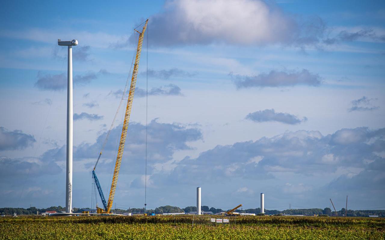 Tussen Valthermond en 2e Exloërmond wordt druk gebouwd aan de eerste windturbines van windpark Drentse Monden en Oostermoer. Copyright: Marcel Jurian de Jong Tussen Valthermond en 2e Exloërmond wordt druk gebouwd aan de eerste windturbines van windpark Drentse Monden en Oostermoer. Copyright: Marcel Jurian de Jong