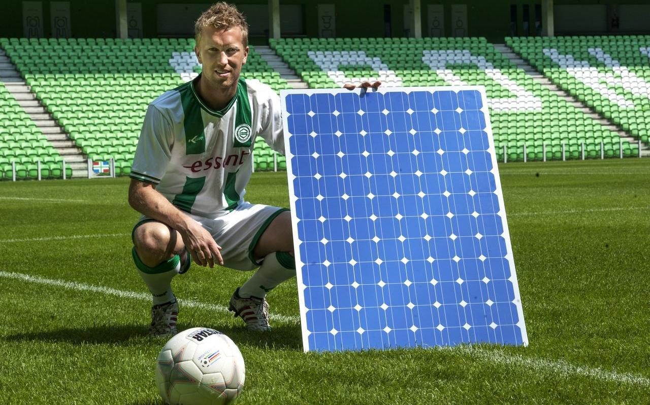 Voormalig FC Groningen speler Rasmus Lindgren promootte enkele jaren geleden het gebruik van zonnepanelen door sportclubs. Foto Peter Wassing Voormalig FC Groningen speler Rasmus Lindgren promootte enkele jaren geleden het gebruik van zonnepanelen door sportclubs. Foto Peter Wassing