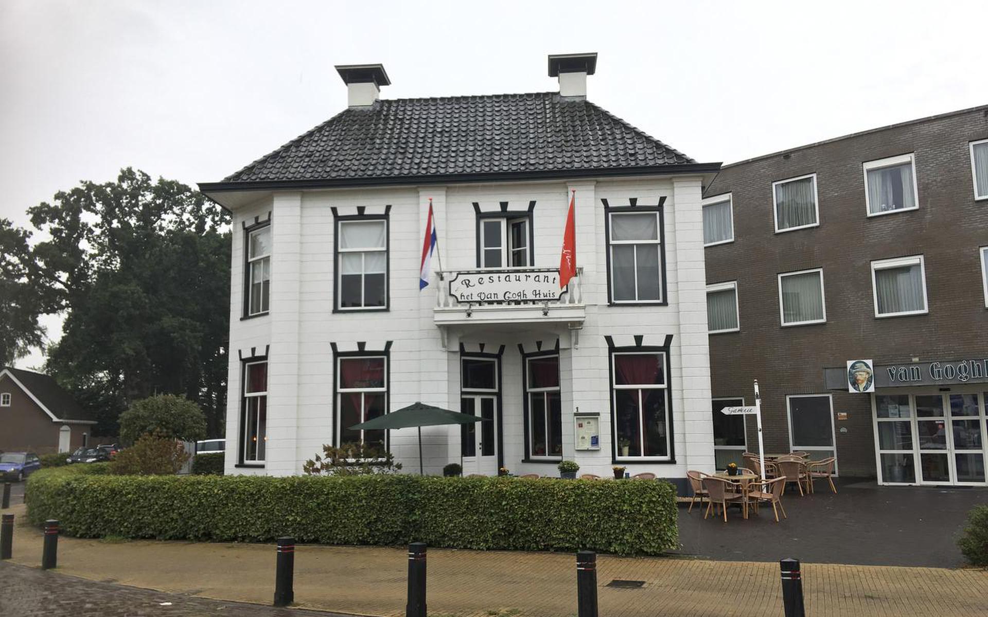 Het Van Gogh Huis in Nieuw-Amsterdam. Het restaurant zit op de begane grond van het witte gebouw. Foto: DvhN
