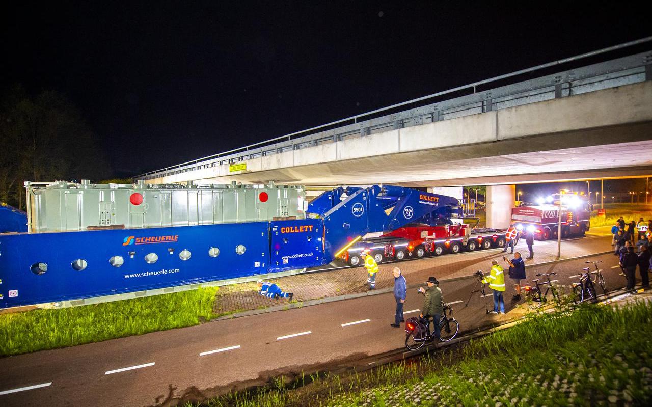 De eerste van drie grote transformatoren is maandagavond naar het TenneT transformatorstation Zeijerveen gereden. Met dit speciale vervoer kon men precies onder het viaduct van de A28 door. De eerste van drie grote transformatoren is maandagavond naar het TenneT transformatorstation Zeijerveen gereden. Met dit speciale vervoer kon men precies onder het viaduct van de A28 door.