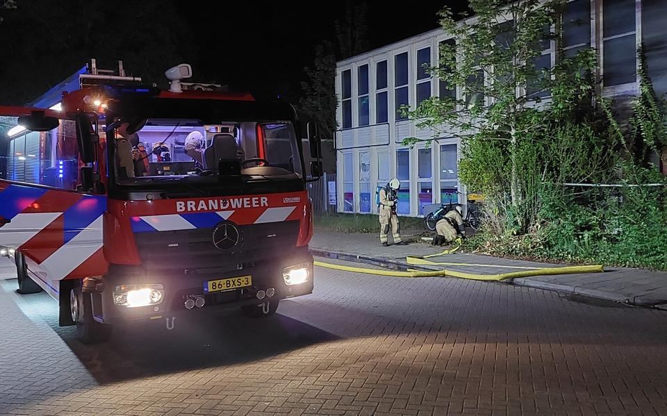 De brandweer heeft het vuur in het pand naast de kringloopwinkel in de wijk Haveltermade in Meppel geblust. 