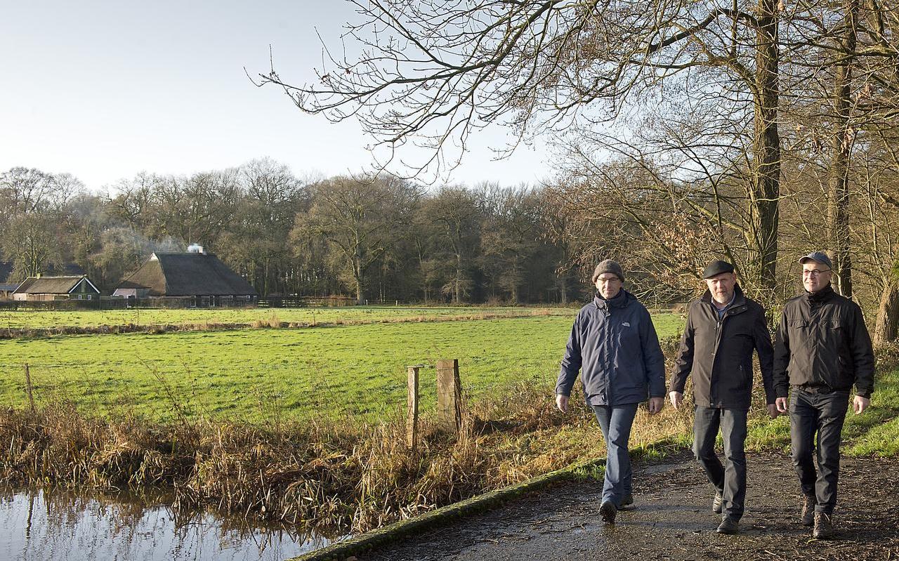 V.l.n.r. Gerrit Hegen, Jan Kruimink en Harm Dijkstra met linksachter het weiland waarop het spektakel te zien zal zijn. Foto: Jan Anninga
V.l.n.r. Gerrit Hegen, Jan Kruimink en Harm Dijkstra met linksachter het weiland waarop het spektakel te zien zal zijn. Foto: Jan Anninga
