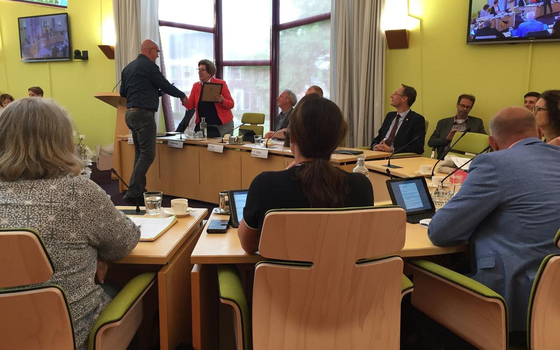 Klijndijk beloont raadsleden voor deelname aan Melkweg Challenge met diploma