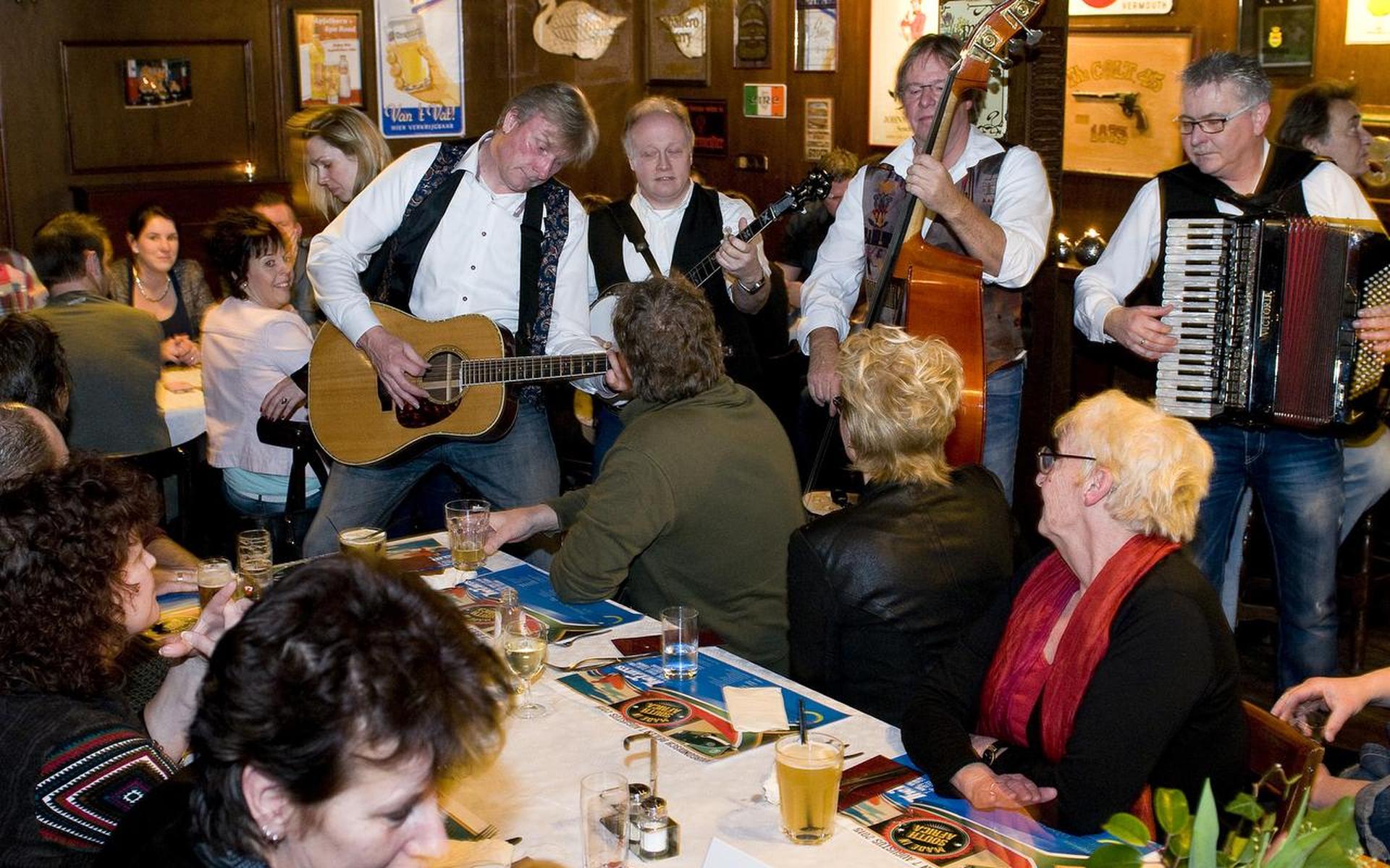 De Stroatklinkers in actie in café ‘t Zwaantje bij één van de vorige edities van de Winter Wende-Aovend.