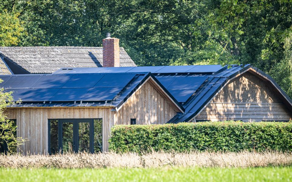 In plaats van een simpele schuur bouwen de bewoners van Langbroek 7/9 in Peize recreatieverblijven op hun erf. En dat mag niet. Tot die conclusie komt de gemeente Noordenveld na herhaaldelijk aandringen van omwonenden. De rechter is het met de gemeente eens. 