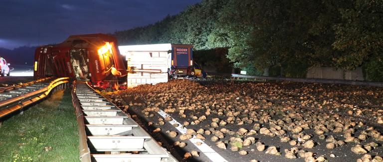 A28 bij Assen blijft groot deel van de dag dicht na ongeluk. A28 bij Assen blijft groot deel van de dag dicht na ongeluk.