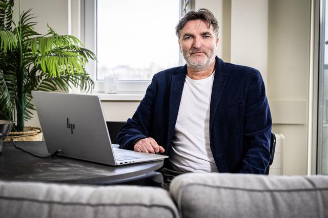 Chris Klomp gaat altijd met gestrekt been in de discussie: "Ik snap best als mensen alleen een paar tweets zien, denken: wat is dat voor een klootzak.”