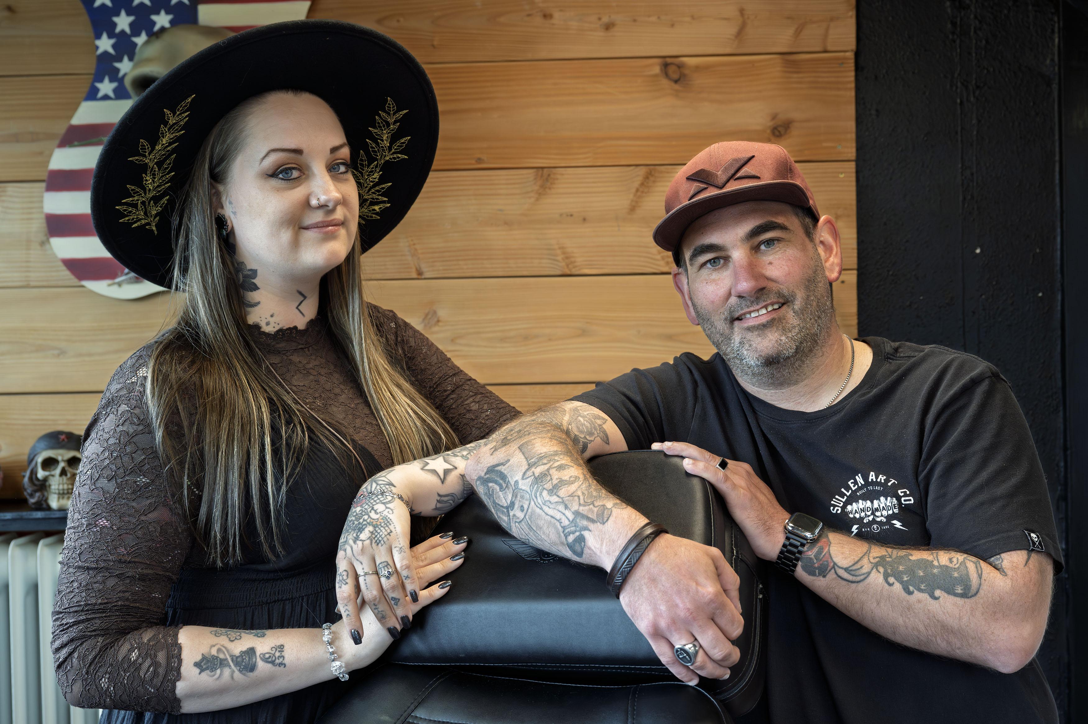 Drentse tatoëerders Tom (44) en Jacky (33) organiseren tattoo-evenement in Slagharen. 'We gaan allee