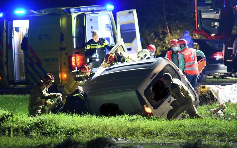 Ernstig ongeluk op kruispunt van Bargerweg en N862 in Emmen. Bestuurders bestelbusjes botsen op elkaar. Ernstig ongeluk op kruispunt van Bargerweg en N862 in Emmen. Bestuurders bestelbusjes botsen op elkaar.
