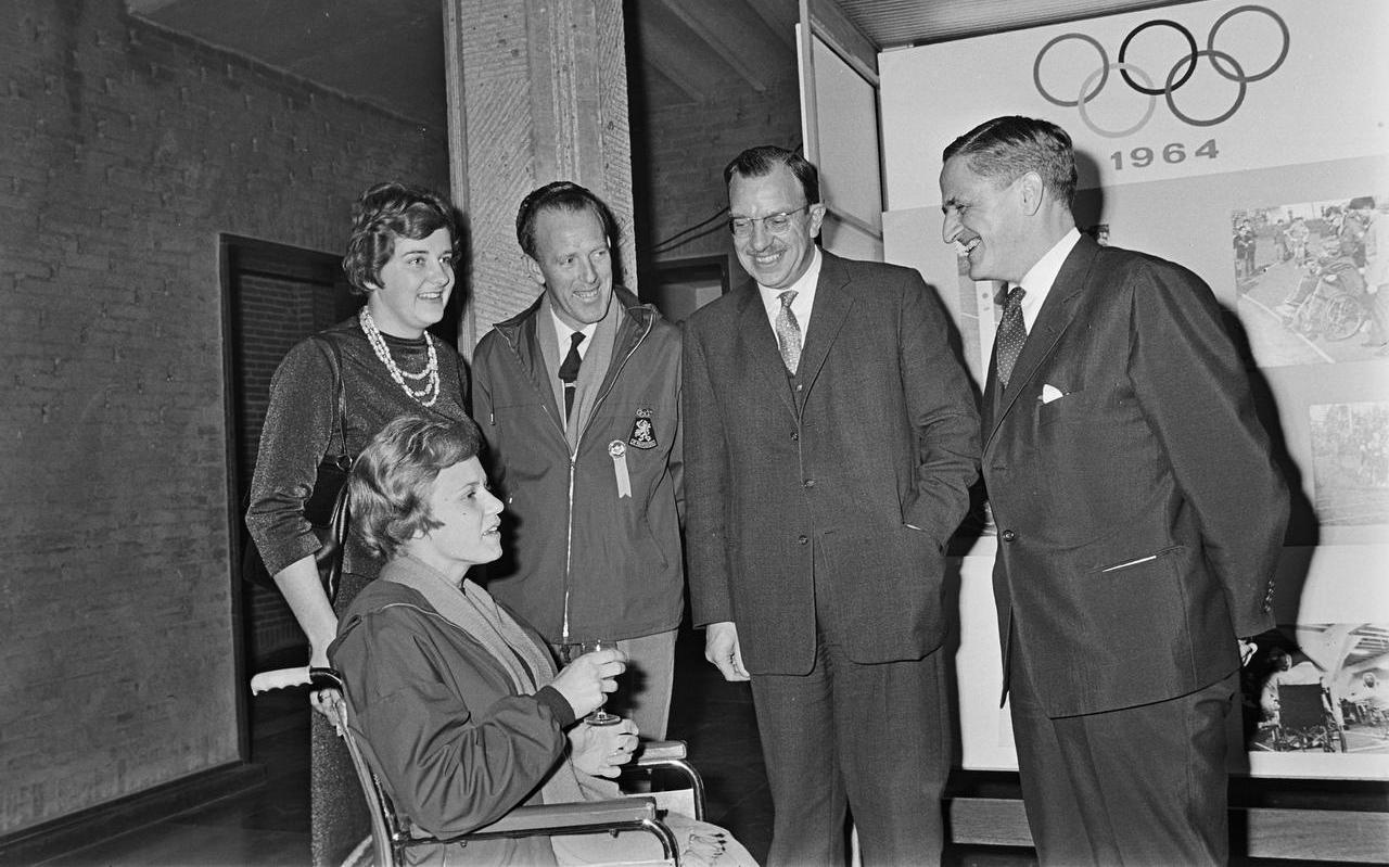 Elka Gaarlandt (in rolstoel) met Erica Terpstra na de Olympische Spelen van 1964 in Tokio. Foto: ANP Elka Gaarlandt (in rolstoel) met Erica Terpstra na de Olympische Spelen van 1964 in Tokio. Foto: ANP