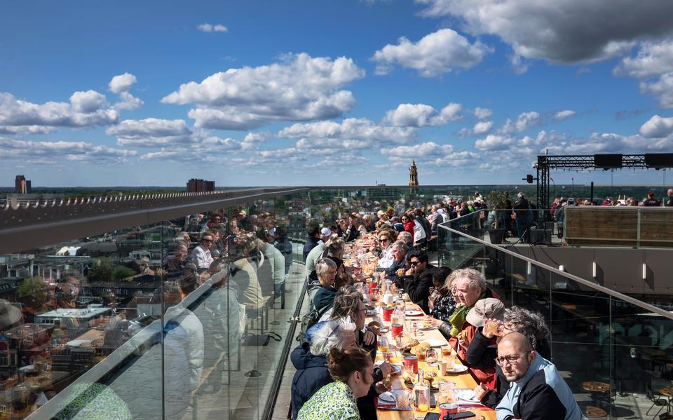 250 mensen zaten op het dakterras van Forum Groningen aan een van de 1200 Vrijheidsmaaltijden die op 5 mei plaatsvonden.