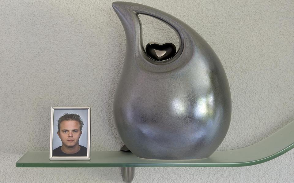 Urn en pasfoto van de vermoorde Ralf Meinema.