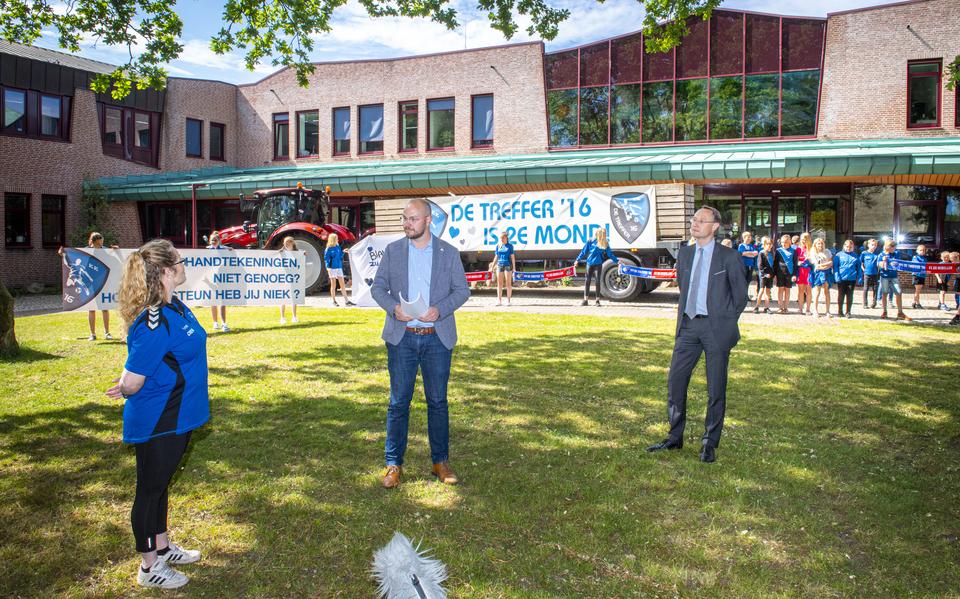 Leden van De Treffer '16 bieden wethouder Wind (midden) 1415 handtekeningen aan.