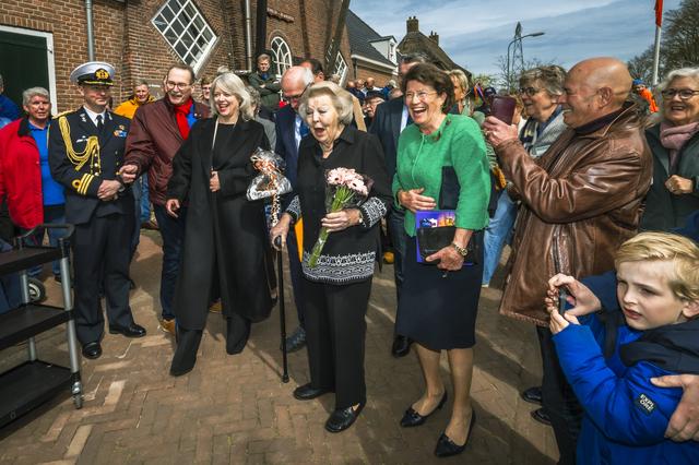 Prinses Beatrix schrikt van overvolle kofferbak bij heropening molen De Wachter in Zuidlaren