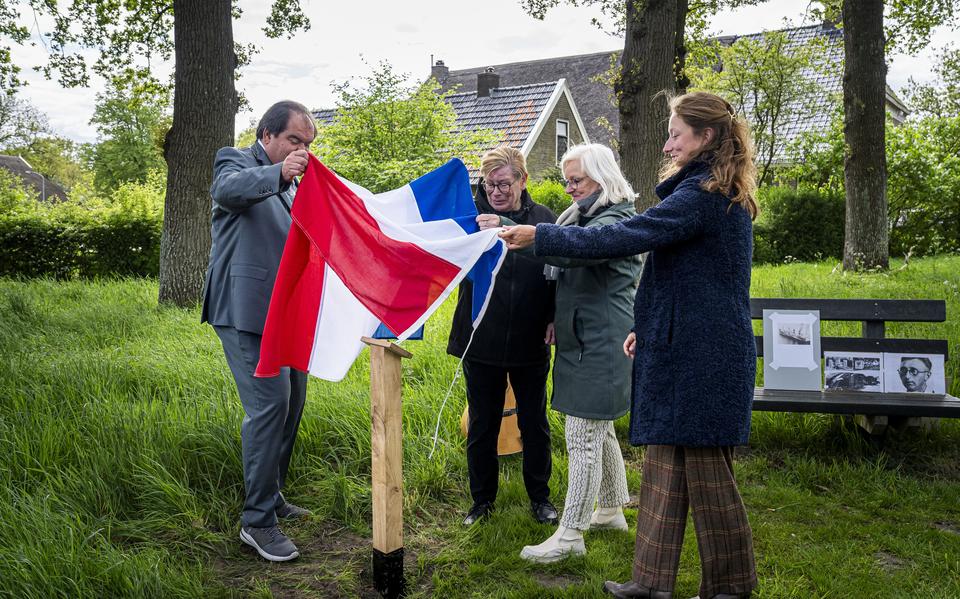 Burgemeester Marcel Thijsen van Tynaarlo (links) onthult een gedenkplaquette in Yde, ter nagedachtenis aan verzetsstrijder Jan Stoffer Alberts.