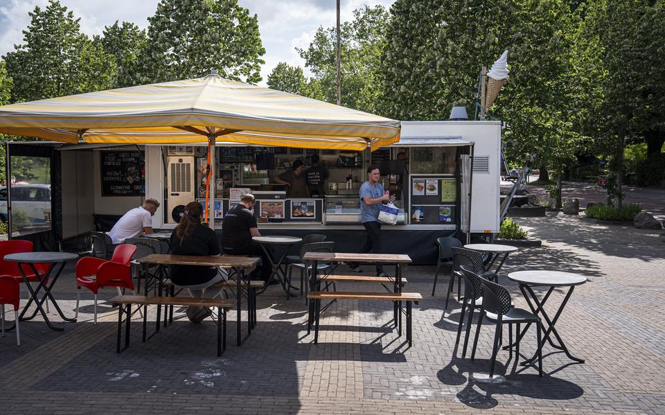 De ene na de andere goedgevulde zak met friet en snacks verdwijnt uit Daan's Snackmobiel in Aalden.