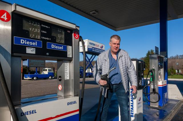 Straat van Hormuz open, maar ga vandaag nog niet tanken. ‘Prijzen diesel en benzine dalen vanaf dond