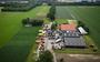 Op het terrein van een boerenbedrijf in Wijster hebben zich boeren verzameld die woensdag naar het Provinciehuis in Assen rijden. 