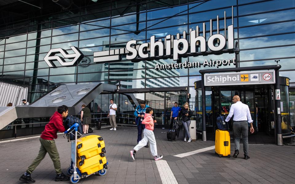 Vakantiegangers op Schiphol. Volgens lokale reisbureaus worden nu massaal last-minutes naar de zon geboekt.