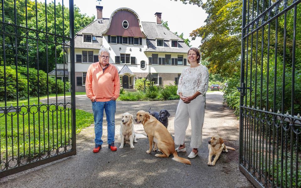 Harry van de Pol en Rose Scholten voor landgoed De Lariks in Assen. Het stel heeft perceel en het huis in de verkoop gezet.