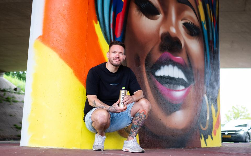 Straatkunstenaar Martijn van Steenwijk bij een van zijn kunstwerken in de Asser wijk Kloosterveen.