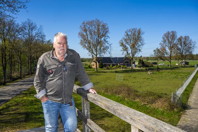 Jan en Fennie uit Assen wisten niet van tunnelijsbaan. ‘Disco voor ons huis’