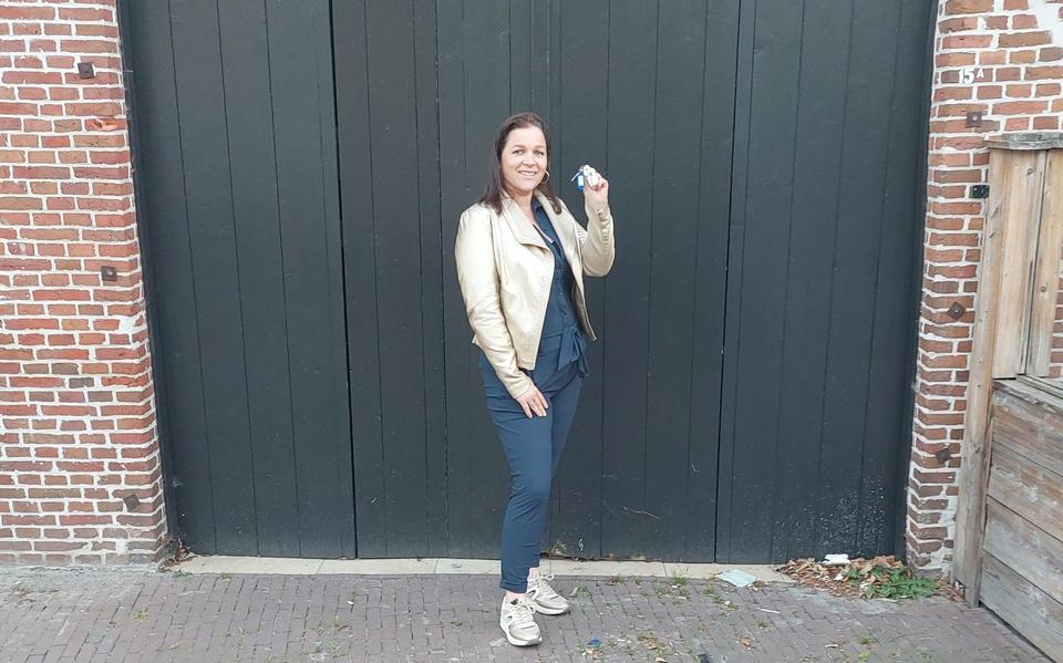 Ilse Swiersema met sleutels voor haar nieuwe pand.