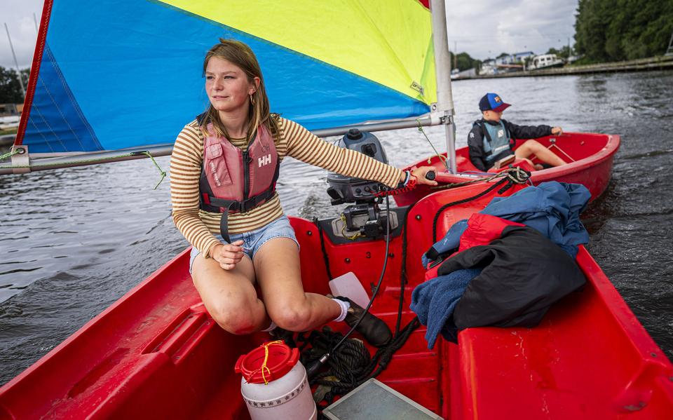 Iris Postmes uit Groningen werkt in de zomer als zeilinstructeur in Midlaren.
