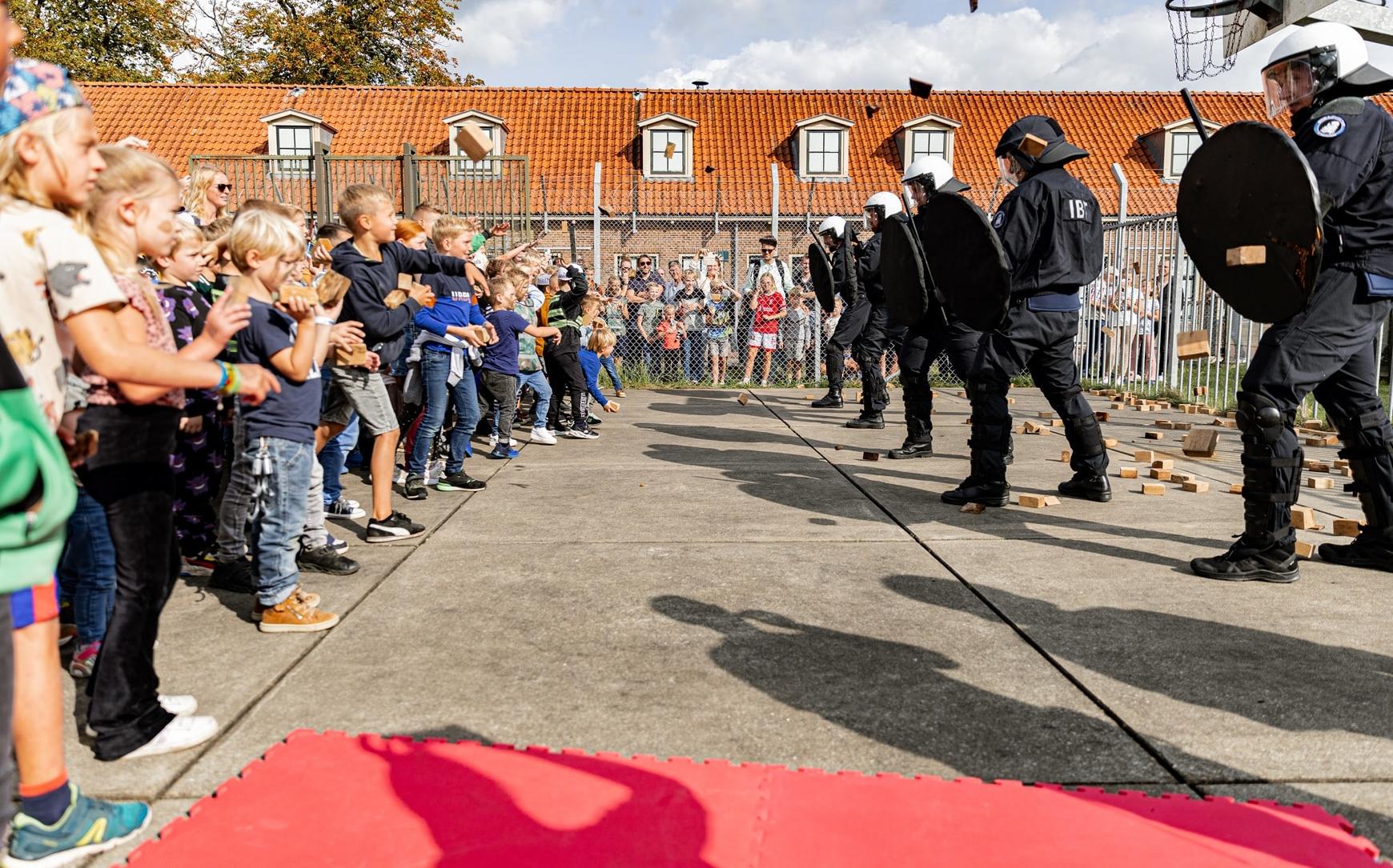 Op deze dag mogen bezoekers de ME bekogelen. 