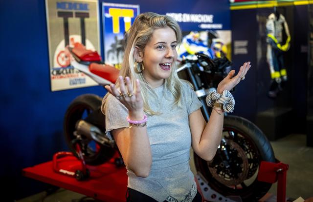 Eline (25) richt in Assen tijdelijk TT-museum in. ‘TT is ook leuk als je niets van motorsport weet’