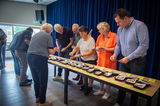 Op de ruilbeurs in Annen maken verzamelaars hun historische stickeralbum compleet