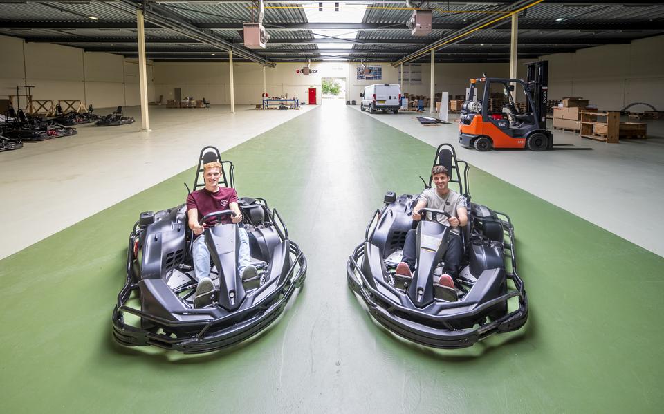 Stijn Scheper (links) uit Stadskanaal en Bert Joostens (rechts) uit Slochteren hopen in februari de deuren van hun indoor kartbaan in Assen te openen.