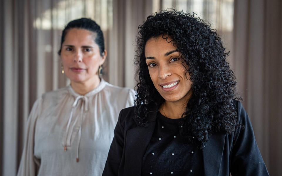 Barbara Quee (vooraan) en Fiona Teggatz uit Assen brachten misstanden rondom het programma Spoorloos aan het licht.