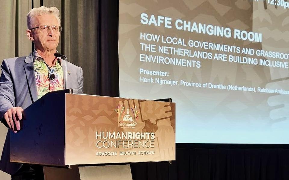 Henk Nijmeijer, de Drentse regenboogambassadeur, tijdens de World Pride in Washington DC over De Veilige Kleedkamer.