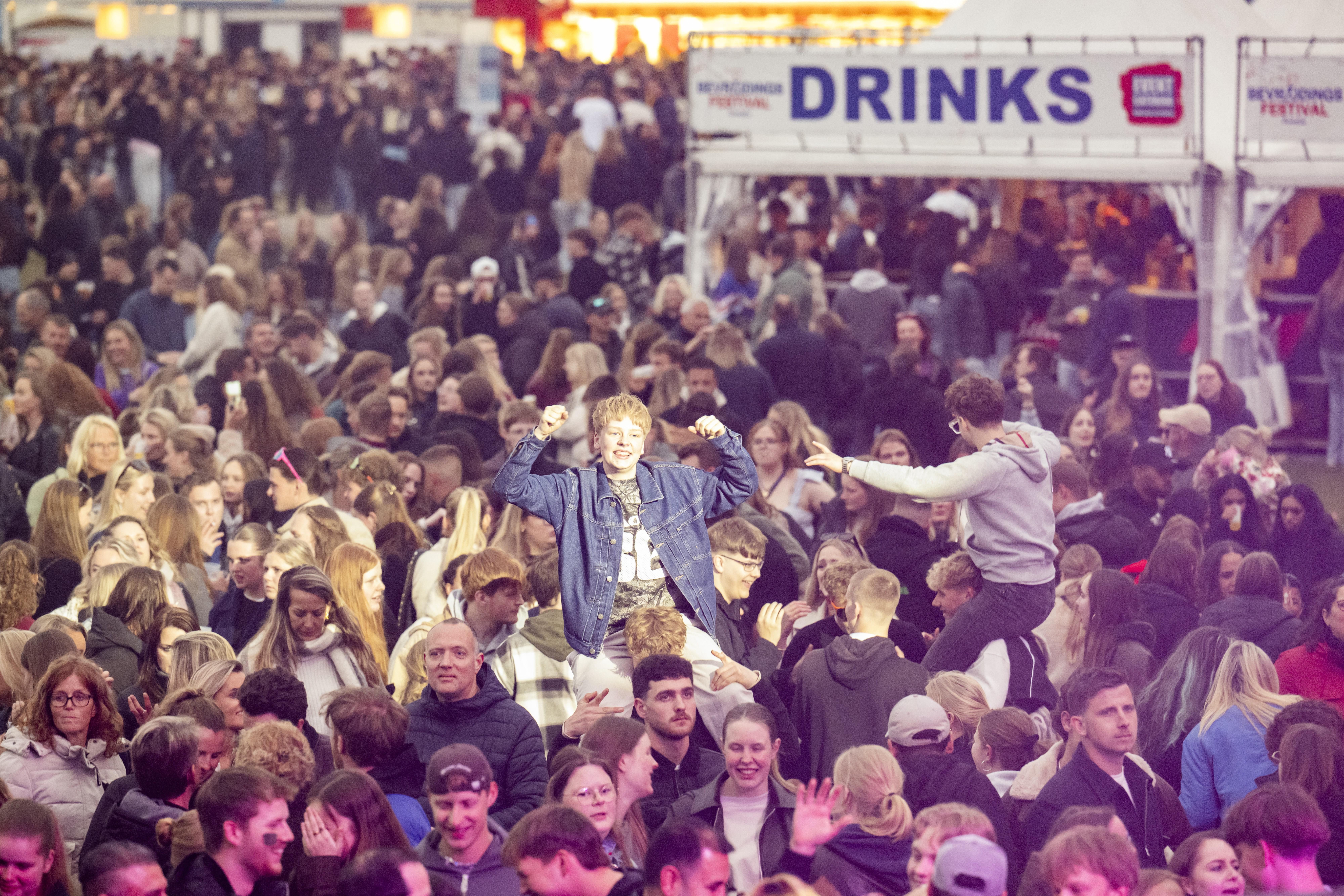 Is 3,85 euro te veel voor drankje op het Bevrijdingsfestival? 'Kijk wat je ervoor krijgt'