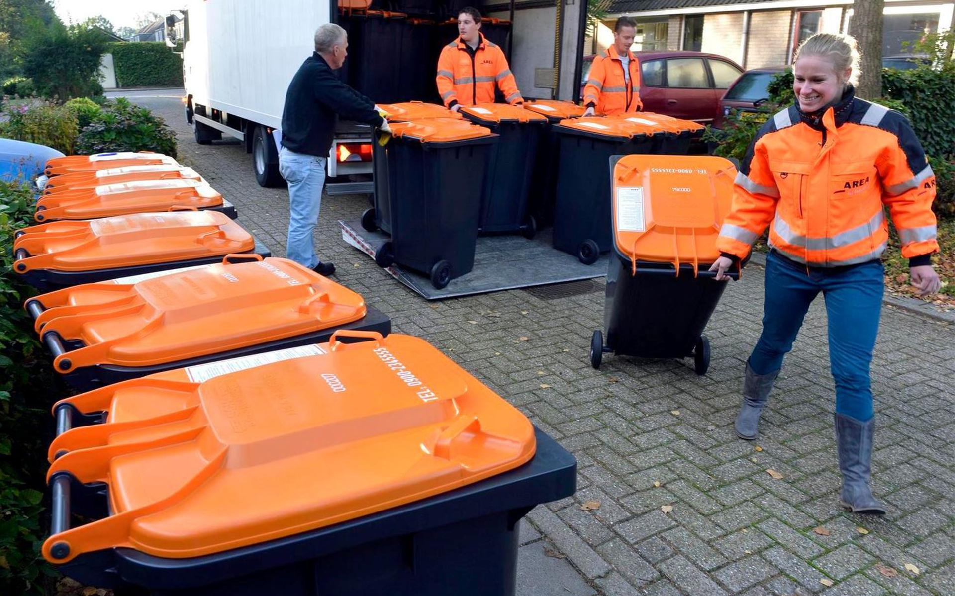 Area zet aan het Eendenveld de oranje containers voor plastic inzameling uit. vlnr: Ger Baron, Bas Masselink, Niels Boer en Karin Betten Plaats Emmen. Foto: Boudewijn Benting