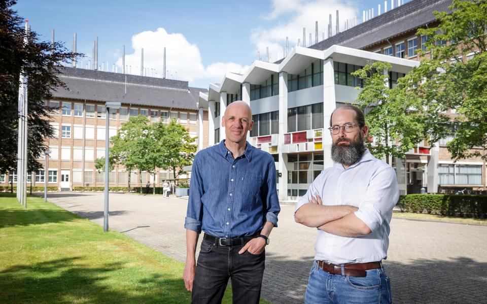  Onderzoekers Jan-Paul Zock en Harm Heusinkveld (rechts), voor het gebouw van het RIVM in Bilthoven.