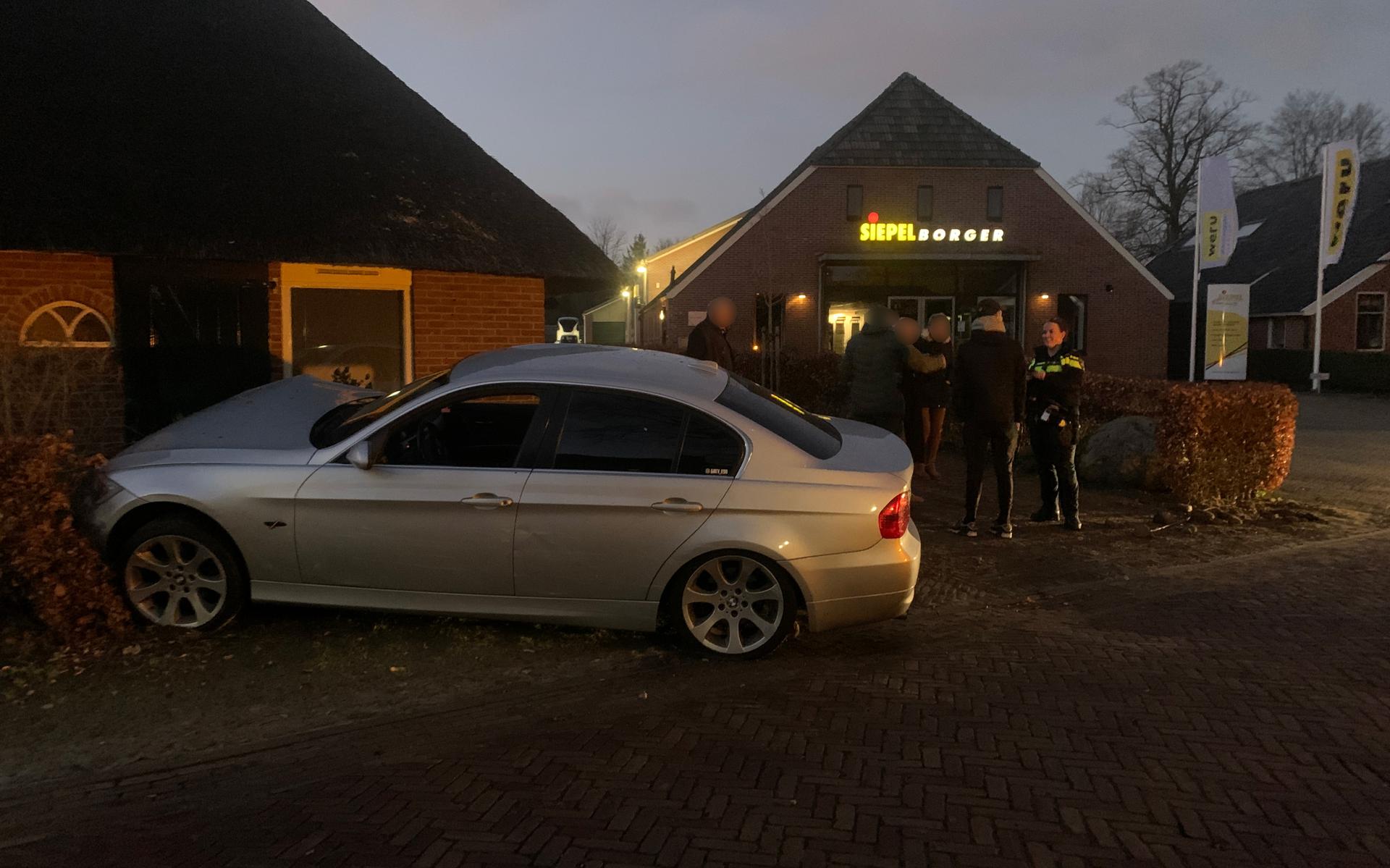 Auto bost tegen huis op Brinkstraat in Borger.