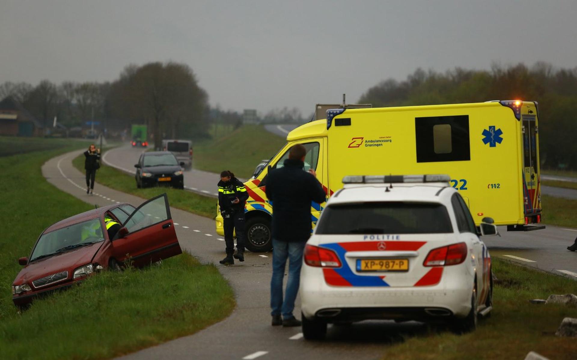 Auto belandt in een greppel naast de Buinerstraat tussen Buinen en Buinerveen