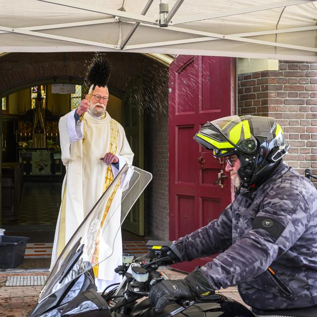 Motorzegening bij kerk in Barger-Oosterveld. 'Zegen werkt niet als de maximumsnelheid wordt overschr