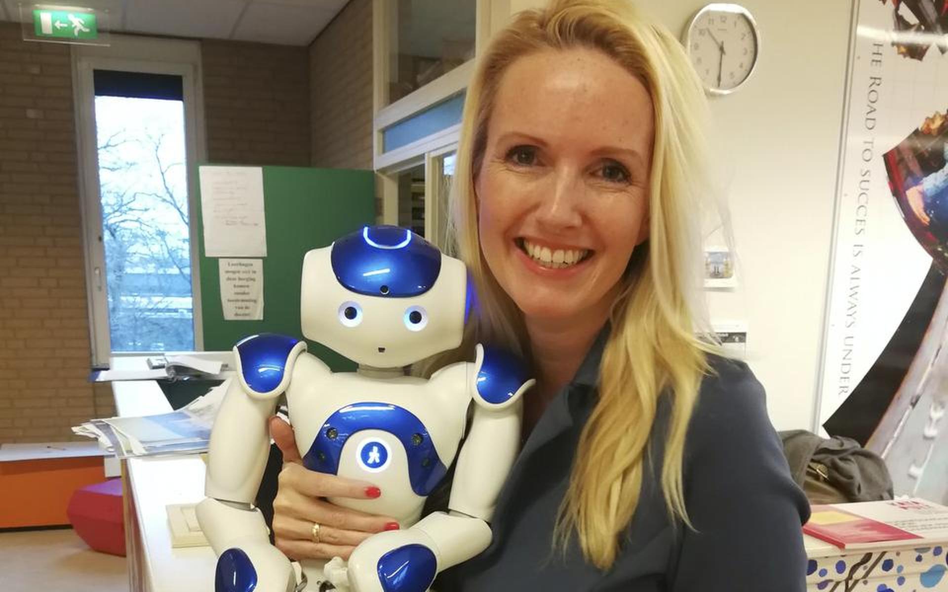 Linda Meijer met robot Zora.