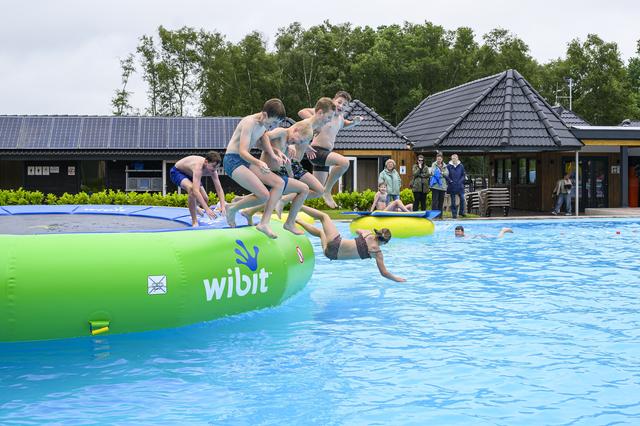 Waarom zou je een buitenbad van 59 jaar oud met een meter verhogen? In Weiteveen hebben ze het antwo