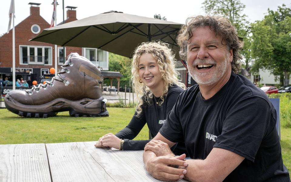 Jan Schutrups en Sterre Niland bij de start van de Drentse Wandel4Daagse, voor het eerst in Exloo in plaats van Odoorn.