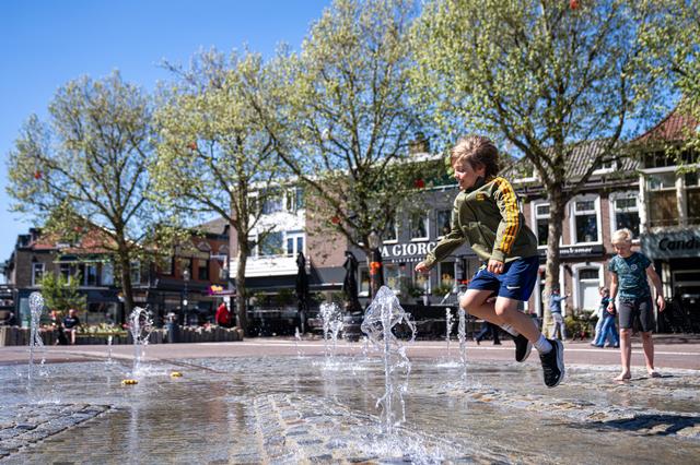 Waterspeelplaats valt in de smaak in Coevorden. Mandy (27): ‘Alleen is het wel oppassen met die fatb
