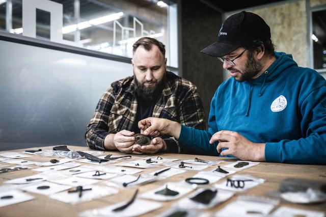 Zes pronkstukken uit beekdal bij Sleen: van prehistorische multitool tot gouden ring. En ook nog een