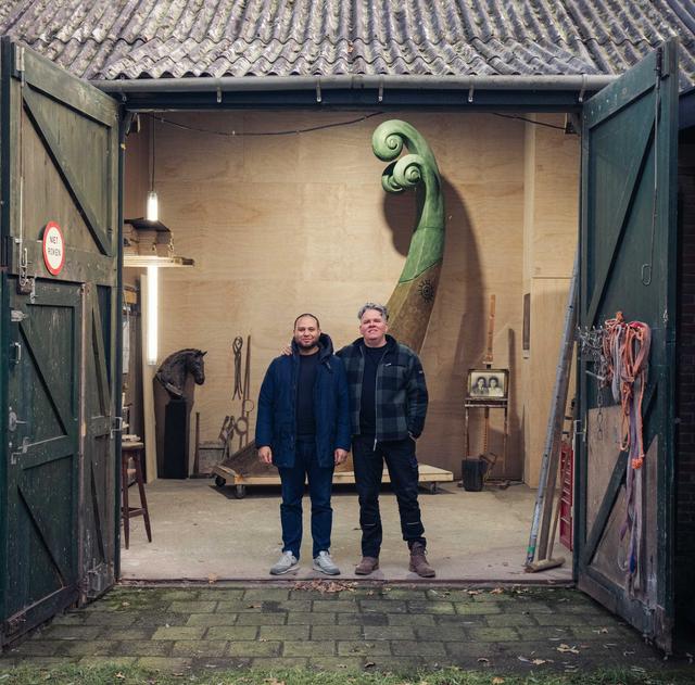 Jaïr maakt samen met Maurice (50) uit Zwinderen nationaal Moluks monument. ‘Mijn opa en oma hadden t