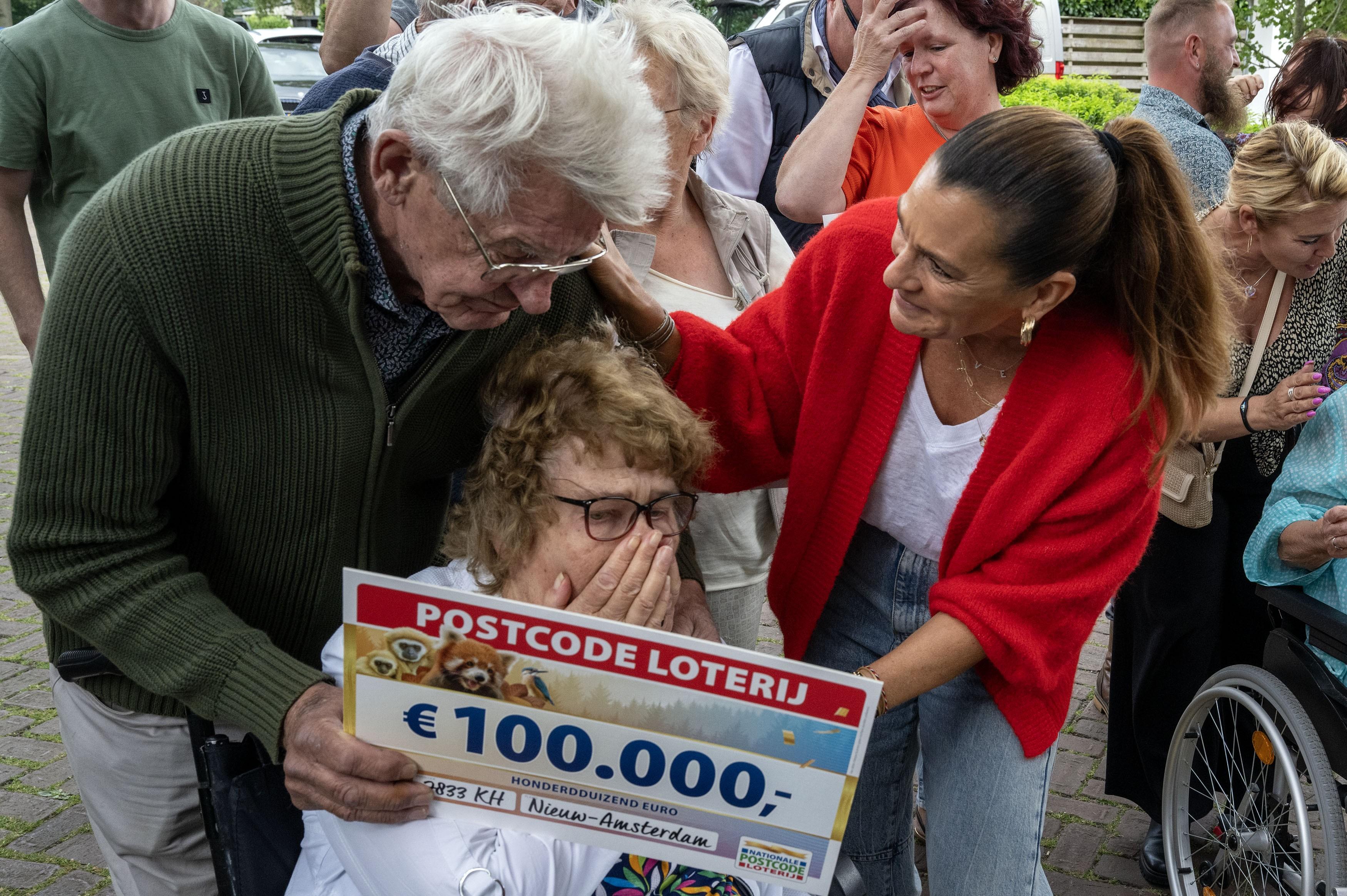 Postcode Loterij strooit met 2 miljoen in Zuidoost-Drenthe. Zowat iedereen een ton aan de Schoonebek